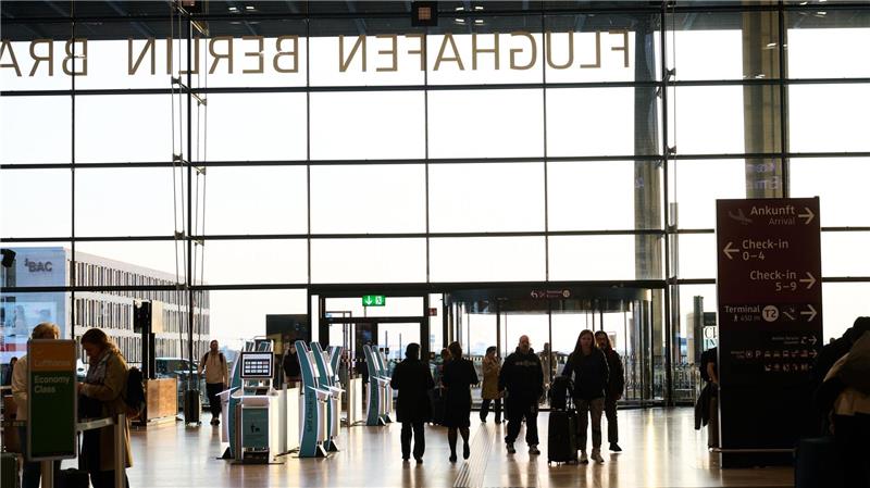 Der Flughafen wurde aufgrund von Fehlplanungen und Bauproblemen mit neun Jahren Verspätung eröffnet. 