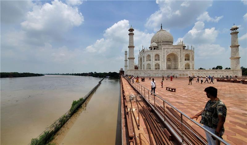 Monsunregen in Indien - Wasser erreicht Taj Mahal Der Fluss Yamuna ist bis an den Rand des Taj Mahal angeschwollen.