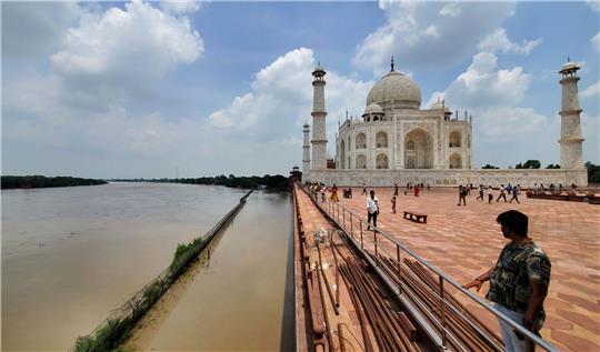 Der Fluss Yamuna ist bis an den Rand des Taj Mahal angeschwollen.