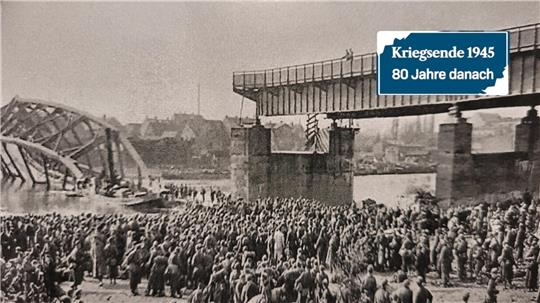 Der Fluss trennt die von Amerikanern und Sowjets besetzten Gebiete: Das Foto aus der Giesecke-Sammlung zeigt die Eisenbahnbrücke über die Elbe bei Tangermünde im Mai 1945.