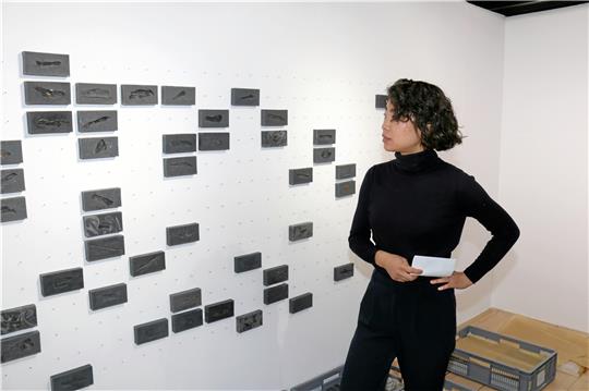 Der Förderverein des Goslarer Mönchehauses blickt zurück auf zahlreiche Ausstellungen. Hier die Künstlerin Jeewi Lee mit ihrem Beitrag zu den „Chronicles of Disappearence“