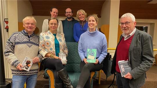 Der Förderverein um Dr. Jeannette Lex, Jens Bordeaux und Petra Stein (h.v.l.) hat für das 25. Oberharzer Bücherregal wieder vier Vorleser gewonnen (v.l.): Dr. Christian Schröder, Dr. Natalia Schaffel-Mancini, Patricia Hiller und Jürgen Bodenstein.