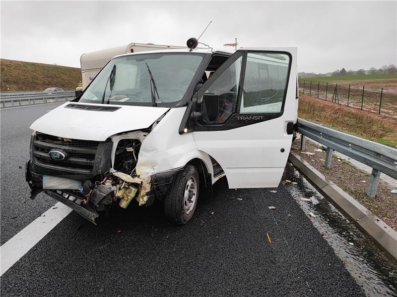 Wohnanhänger bei Unfall auf A7 aufgeschlitzt: Familie verletzt Der Ford Transit fuhr in die A7-Leitplanke. Foto: Freiwillige Feuerwehr Seesen
