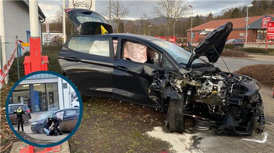Der Ford war nach dem Zusammenstoß nicht mehr fahrbereit. Kurze Zeit vorher wurde der 18-Jährige aus dem Pkw gezogen (Kreis). Fotomontage: Kasemir