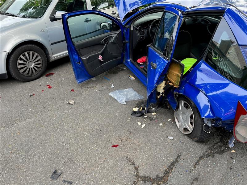 Der Ford wurde durch den Aufprall zusammengequetscht. Foto: Polizei
