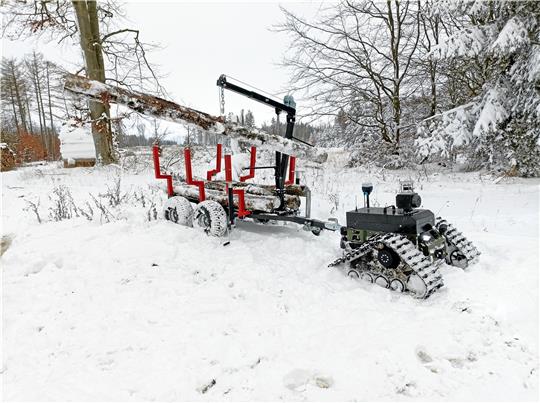 Der Forstroboter sammelt nicht nur Daten, die Aufschluss geben, ob Bäume gesund sind, er befördert auch Baumstämme. Foto: HAWK
