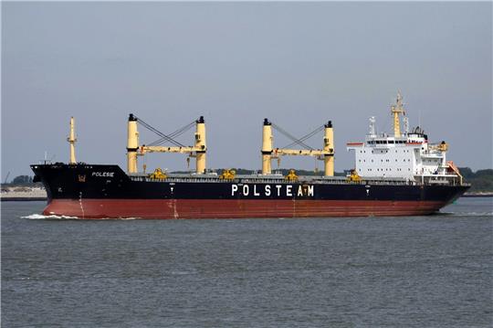 Der Frachter "Polesie" läuft am 14.6.13 aus Rotterdam aus.