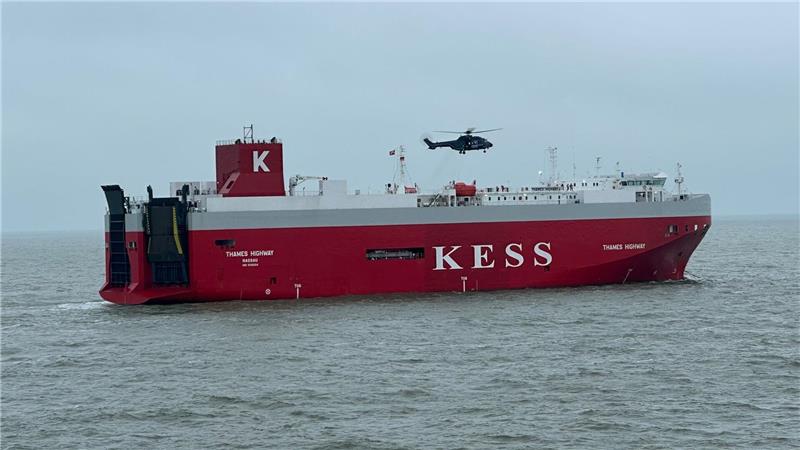 Der Frachter wurde zurück in den Emder Hafen geschleppt.