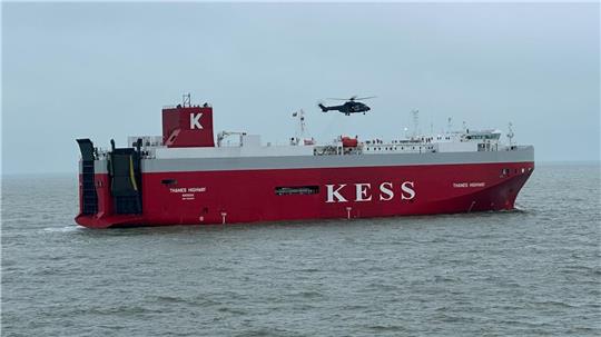 Der Frachter wurde zurück in den Emder Hafen geschleppt.