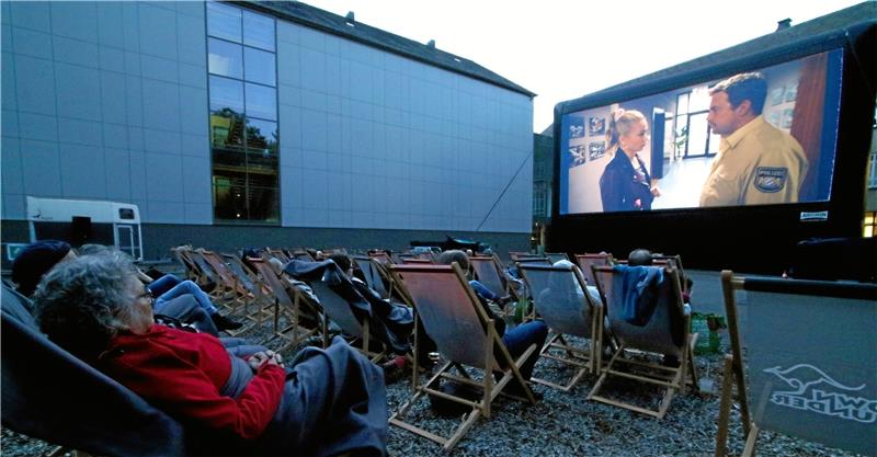 Goslar Kuma-Kino als erster Testlauf für Freiluft-Offensive 2024 Der Franz kann’s: Beim Eberhofer-Spaßkrimi ist der Kuma-Innenhof zum Freiluft-Kino gut gefüllt. Foto: Epping