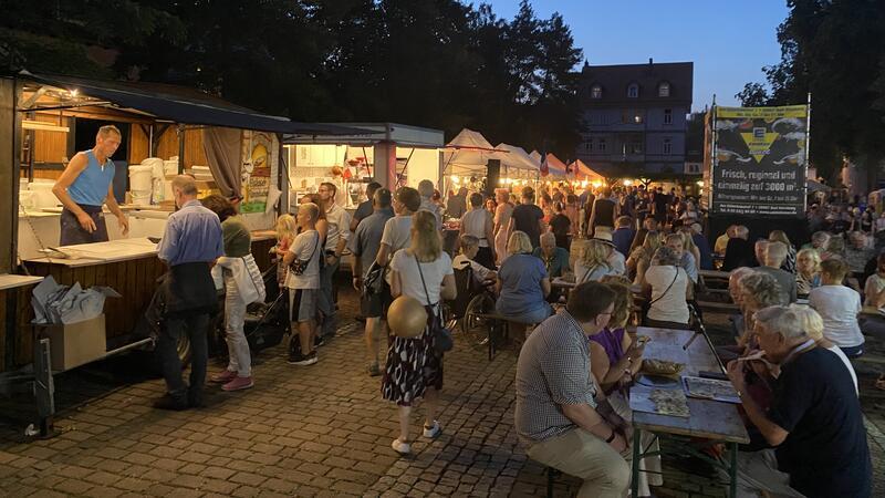 Der Französische Markt im Badepark hat sich als Teil des Salz- und Lichterfestes etabliert und ist vor allem am Samstagabend gut besucht.