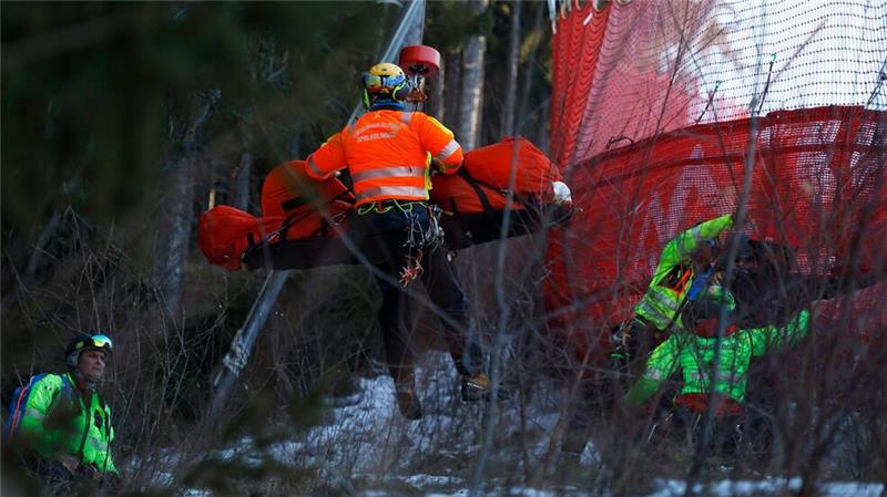 Schlimmer Sturz: Ski-Star Sarrazin auf Intensivstation Der Franzose Cyprien Sarrazin wurde nach seinem Trainingssturz mit dem Hubschrauber abtransportiert.