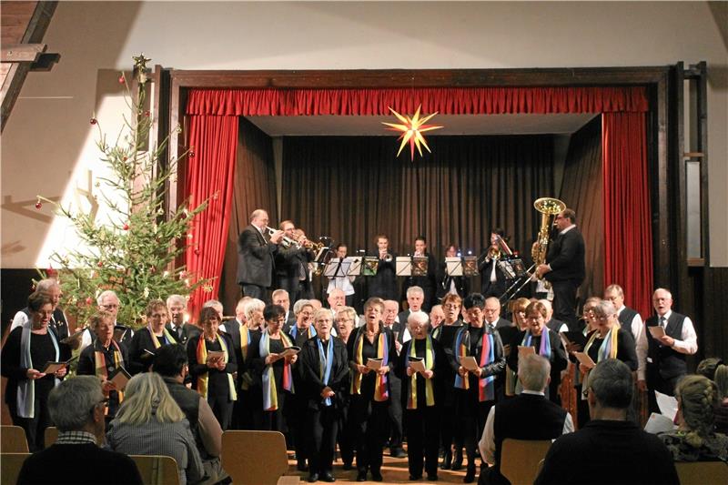 Göttingeröder Frauenchor droht zu verstummen Der Frauenchor Göttingerode zusammen mit dem Männerchor und dem Posaunenchor der Luthergemeinde beim traditionellen Weihnachtskonzert. Ob es für die Damen dieses oder auch andere Konzerte jemals wieder geben wird, ist fraglich. Fotos: GZ-Archiv/Schlegel