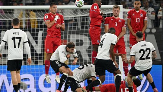 Der Freistoß von David Raum (Nr. 22) fliegt durch Luxemburgs Mauer ins Tor.