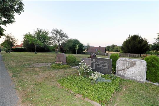 Der Friedhof Ostharingen mit seinen vielen freien Grabstellen soll attraktiver gestaltet werden: Der Ortsrat will den Vorschlag eines Bürgers aufgreifen und größere Abstände zwischen den Gräbern einführen und ein parkähnliches Flair schaffen. Foto: Jambrek