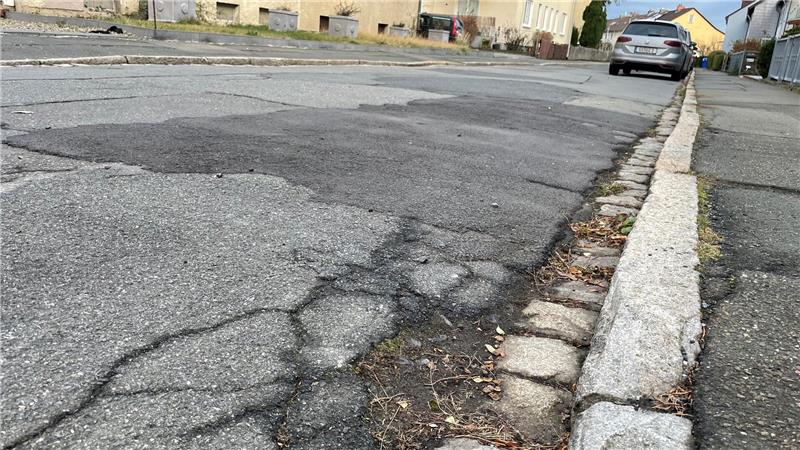 Das Foto zeigt den löchrigen und geflickten Asphalt im Fritz-Reuter-Weg in Goslar.