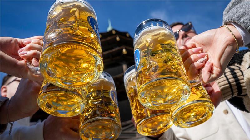 Der Frühling lockt die Menschen in Biergärten. (Archivbild)