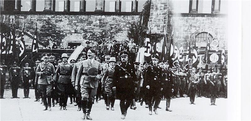 Streit um Nazi-Stelen: Goslars CDU ringt sich zu Enthaltung durch Der „Führer“ besucht Goslar: 1934 nimmt Adolf Hitler vor der Kaiserpfalz eine Parade-Aufstellung von SA, SS und Wehrmacht ab. Foto: Historische Aufnahme unbekannt, Archiv Geyer; Repro: Kusian-Müller