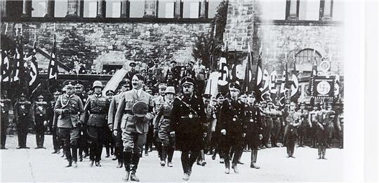 Der „Führer“ besucht Goslar: 1934 nimmt Adolf Hitler vor der Kaiserpfalz eine Parade-Aufstellung von SA, SS und Wehrmacht ab. Foto: Historische Aufnahme unbekannt, Archiv Geyer; Repro: Kusian-Müller