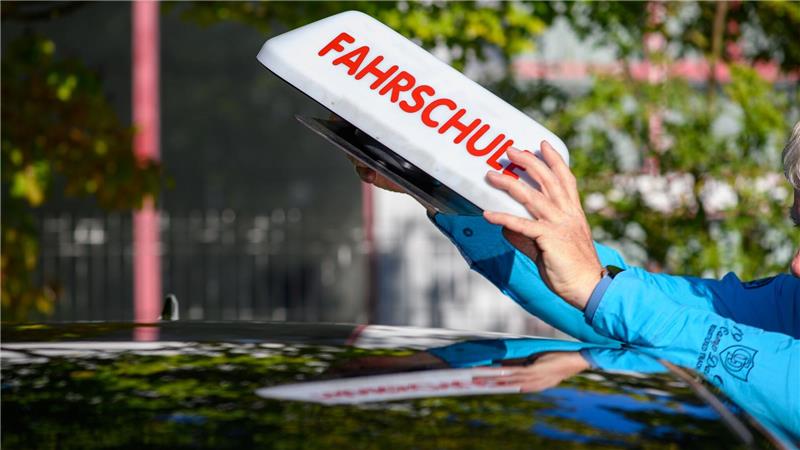 Auto, Bahn, D-Ticket - die Beschlüsse der Verkehrsminister Der Führerschein ist teuer geworden. (Archivbild)