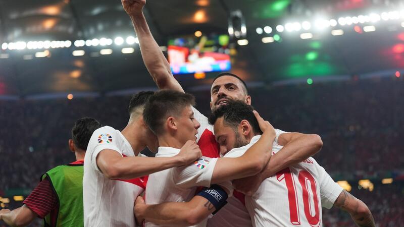 Türkei müht sich ins Achtelfinale Der Führungstreffer von Hakan Calhanoglu (r) brachte das Hamburger Volksparkstadion zum Beben.