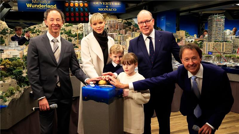 Der Fürst von Monaco (2. von rechts) war mit seiner Familie auch schon in Deutschlands wohl meistbesuchtem Museum in Hamburg. (Archivbild)