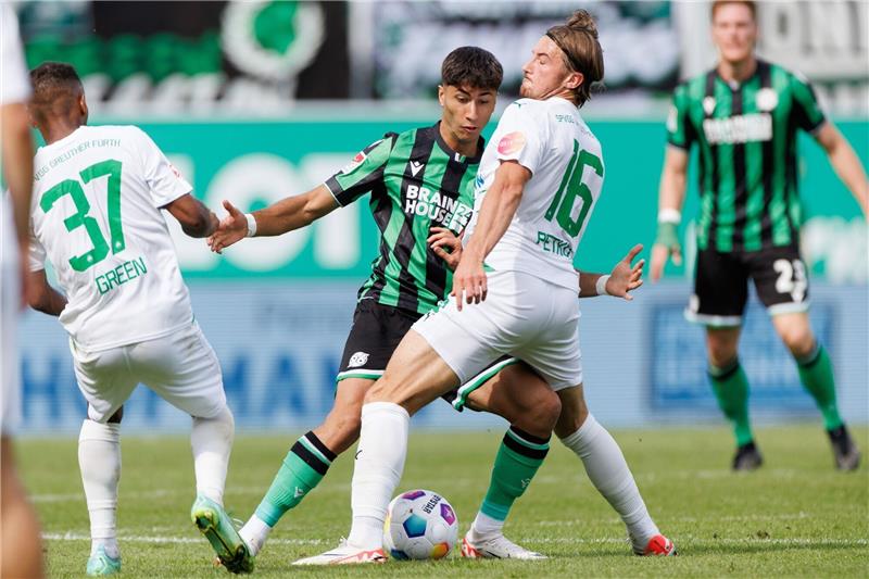 Hannover-Trainer Leitl ärgert Ex-Club Fürth Der Fürther Lukas Petkov (r) kämpft mit Muhammed Mehmet Damar (M) von Hannover 96 um den Ball.