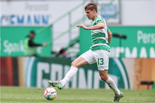 Der Fürther Max Christiansen spielt den Ball.