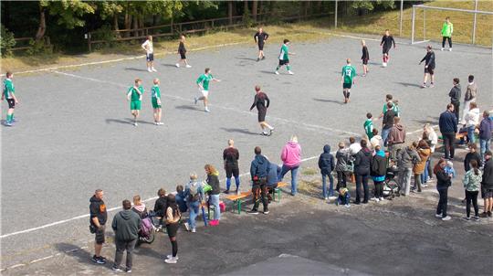 Der Fußballplatz der Venito-Jugendhilfe Oberharz steht bei Sommerfesten oft im Mittelpunkt. Er soll jetzt aber aufwendig saniert werden.