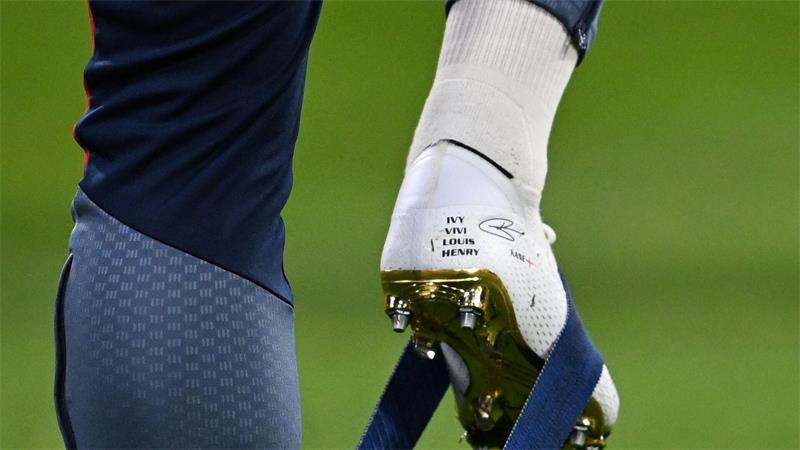 Der Fußballschuh von Harry Kane: Eine goldene Sohle und die Namen seiner Kinder an der Rückseite. 