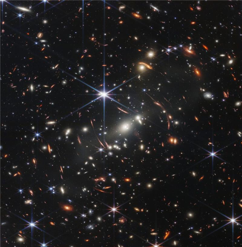 Ein Jahr „Webb”-Teleskop - einzigartige Blicke ins All Der Galaxienhaufen SMACS 0723, aufgenommen mit dem «James Webb»-Teleskop. Die US-Raumfahrtbehörde Nasa hat den ersten Jahrestag des Beginns der wissenschaftlichen Arbeit des «James Webb»-Teleskops gefeiert.
