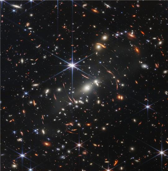 Der Galaxienhaufen SMACS 0723, aufgenommen mit dem «James Webb»-Teleskop. Die US-Raumfahrtbehörde Nasa hat den ersten Jahrestag des Beginns der wissenschaftlichen Arbeit des «James Webb»-Teleskops gefeiert.