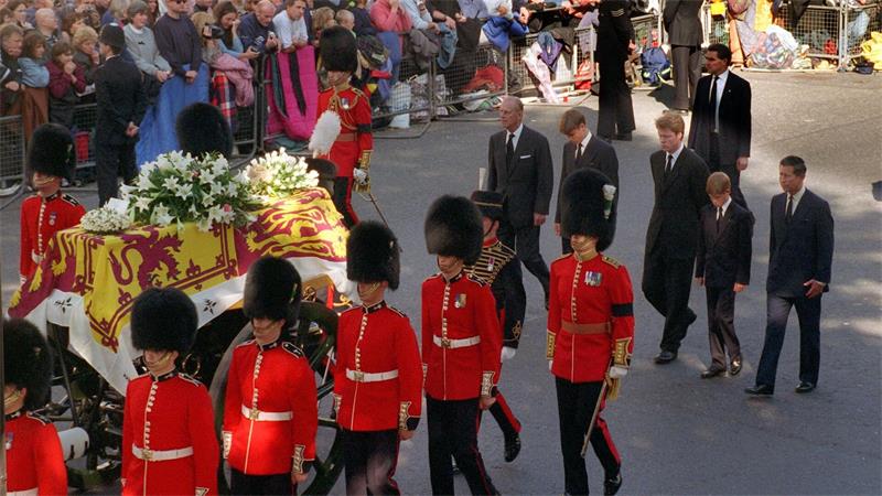 Der Gang der beiden Prinzen William und Harry hinter dem Sarg inmitten Tausender trauernder Menschen hat sich ins kollektive Gedächtnis eingebrannt. (Archivfoto)