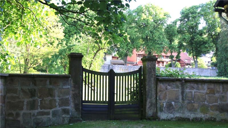 Der Gang über das Gut bietet unglaublich viele stimmungsvolle Ansichten. Hier ging es einst zur ehemaligen Gärtnerei.