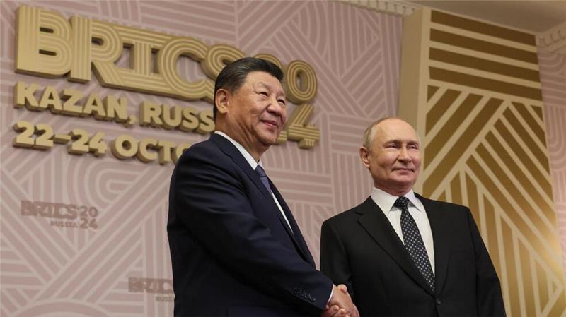 Gipfelfest für Russland, 50 Milliarden für die Ukraine Der Gastgeber und sein wichtigster Gast: Putin mit dem chinesischen Staatschef Xi.