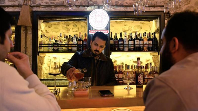 Feiern im Schutt - Das Leben nach dem Erdbeben in der Türkei Der Gastronom Dogus Genc betreibt inmitten der zerstörten Altstadt eine kleine Tanzbar.