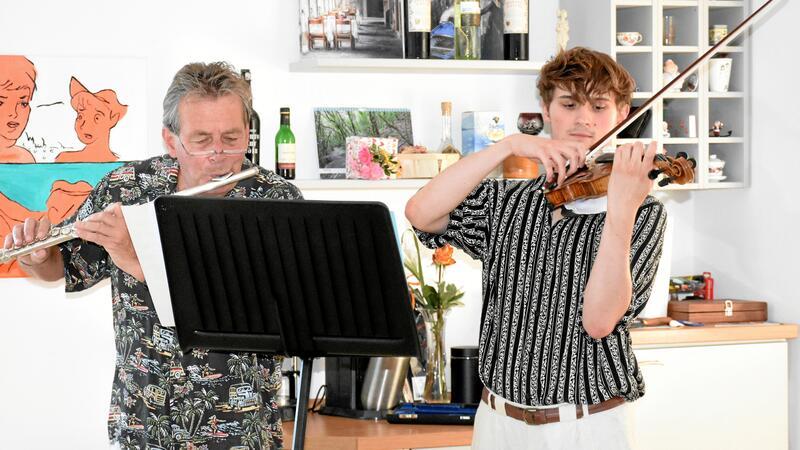 Sommerliche Hausmusik bei Dr. Christoph Engelhardt Der Gatvater greift auch zum Instrument: Dr. Christoph Engelhardt spielt Querflöte und zusammen mit Caspar Hesprich ein Andante von Bach.