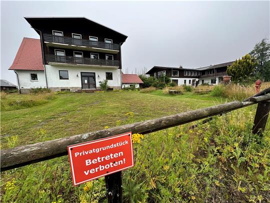 Der Gebäude-Komplex an der Alten-Harzburger-Straße ist als Schullandheim in den 50er Jahren für Braunschweiger Kinder errichtet worden und steht seit Jahren leer. Jetzt soll es als Hotel mit benachbarten Feriendorf genutzt werden. Foto: Eggers