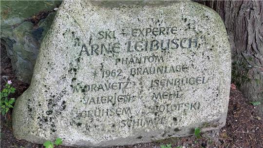 Der Gedenkstein für Arne Leibusch steht mittlerweile seit elf Jahren vor dem Heimat- und Skimuseum. Die Museumsgesellschaft will ihn säubern, damit die Namen besser lesbar sind, sobald die Baustelle vor dem Gebäude verschwunden ist.