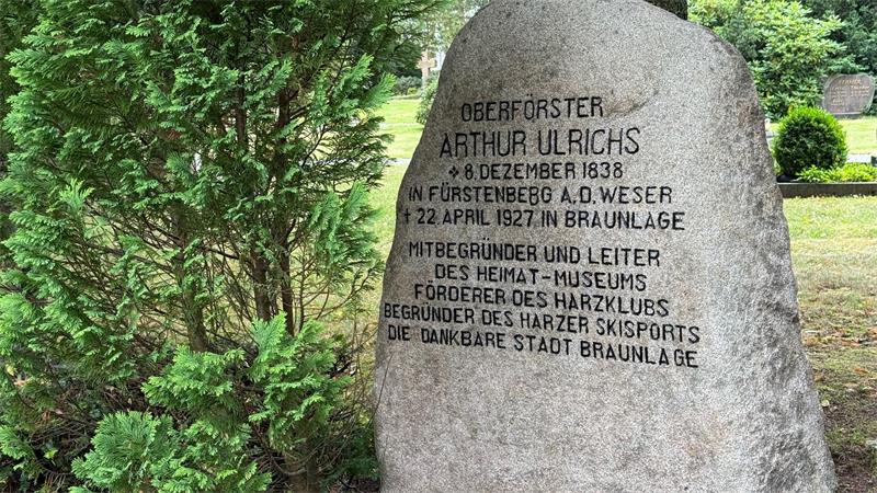 Das Foto zeigt einen aufgehübschten Grabstein.