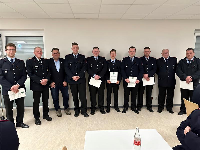 Mehr als 100 Einsätze für die St. Andreasberger Feuerwehr Der Geehrte Hans-Dieter Friedrichs (2.v.r.) und die Beförderten mit Bürgermeister Wolfgang Langer (3.v.l.) und Stadtbrandmeister Hans Ervenich (2.v.l.): Lucas Neuse, Sebastian Voigt, Marcel Meininger, Maximilian Otto, Mike Weiler, Kai Hildebrand und Patrick Laveneziana. Fotos: Eggers