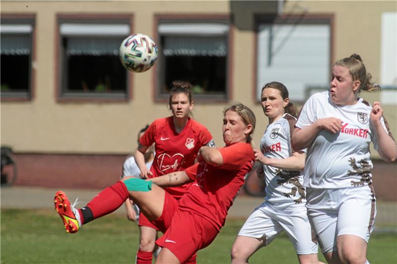 Der Gegner ist im Spitzenspiel eine Nummer zu groß: Janine Schäfer und der FC Groß Döhren verlieren gegen Tabellenführer Freie Turner Braunschweig mit 0:2 und haben so kaum noch Chancen auf die Meisterschaft. Foto: Gietemann