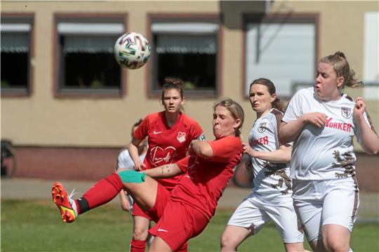 Der Gegner ist im Spitzenspiel eine Nummer zu groß: Janine Schäfer und der FC Groß Döhren verlieren gegen Tabellenführer Freie Turner Braunschweig mit 0:2 und haben so kaum noch Chancen auf die Meisterschaft. Foto: Gietemann