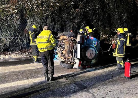 Der Geländewagen legt sich auf der B 27 zwischen Oderhaus und Braunlage auf die Seite.  Foto: Feuerwehr