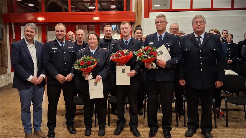 Neue Ärzte, neue Feuerwehrspitze und Aus für den Hort „Oker-Kids“ Gruppe von uniformierten Personen in einem Raum, einige halten Urkunden und Blumensträuße