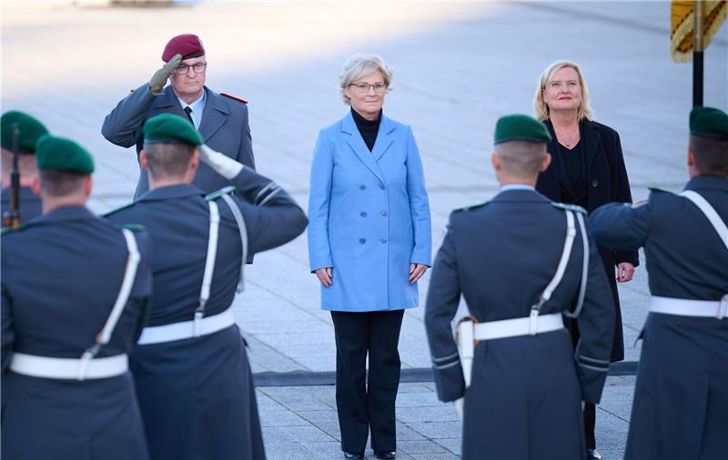 Lambrecht: Einsatzbereite Bundeswehr „dringender denn je” Der Generalinspekteur der Bundeswehr, Eberhard Zorn (l.), Christine Lambrecht (M.), Bundesministerin der Verteidigung, und die Wehrbeauftragte des Deutschen Bundestages, Eva Högl, auf den Paradeplatz des Bundesministeriums der Verteidigung.