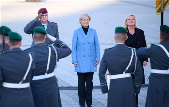 Der  Generalinspekteur der Bundeswehr, Eberhard Zorn (l.), Christine Lambrecht (M.), Bundesministerin der Verteidigung, und die Wehrbeauftragte des Deutschen Bundestages, Eva Högl, auf den Paradeplatz des Bundesministeriums der Verteidigung.