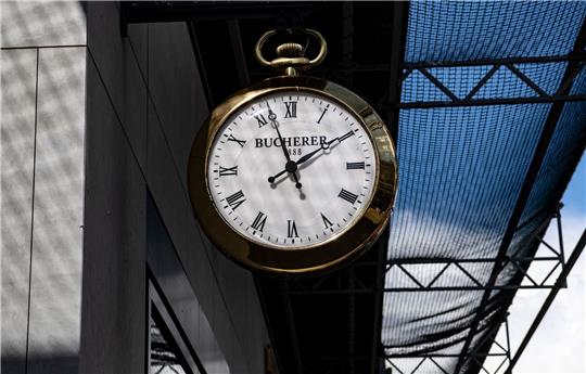 Der Genfer Luxusuhren-Hersteller Rolex übernimmt mehr als 100 Schmuckfachgeschäfte des Uhren- und Schmuckhändlers Bucherer weltweit.