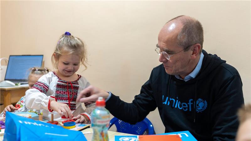 Der Geschäftsführer von Unicef Deutschland, Christian Schneider, mit einem ukrainischen Vorschulkind in einem Schutzraum unter der Erde: Das Kinderhilfswerk hilft Schulen und Kindergärten in dem vom Krieg geprägtem Land.