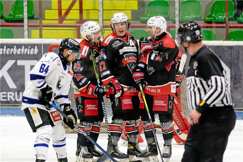Eishockey-Regionalliga wertet die Play-offs auf Der Gesprächsbedarf ist gestillt. Auf die Harzer Falken wartet in der kommenden Saison ein fast unveränderter Modus. Foto: Drechsler